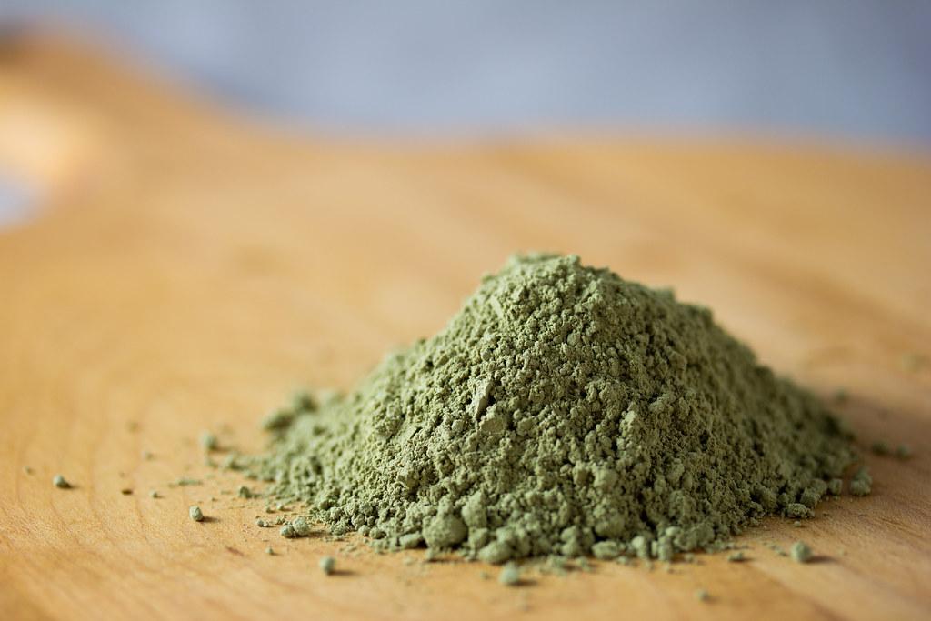 Kratom Pulver haufen