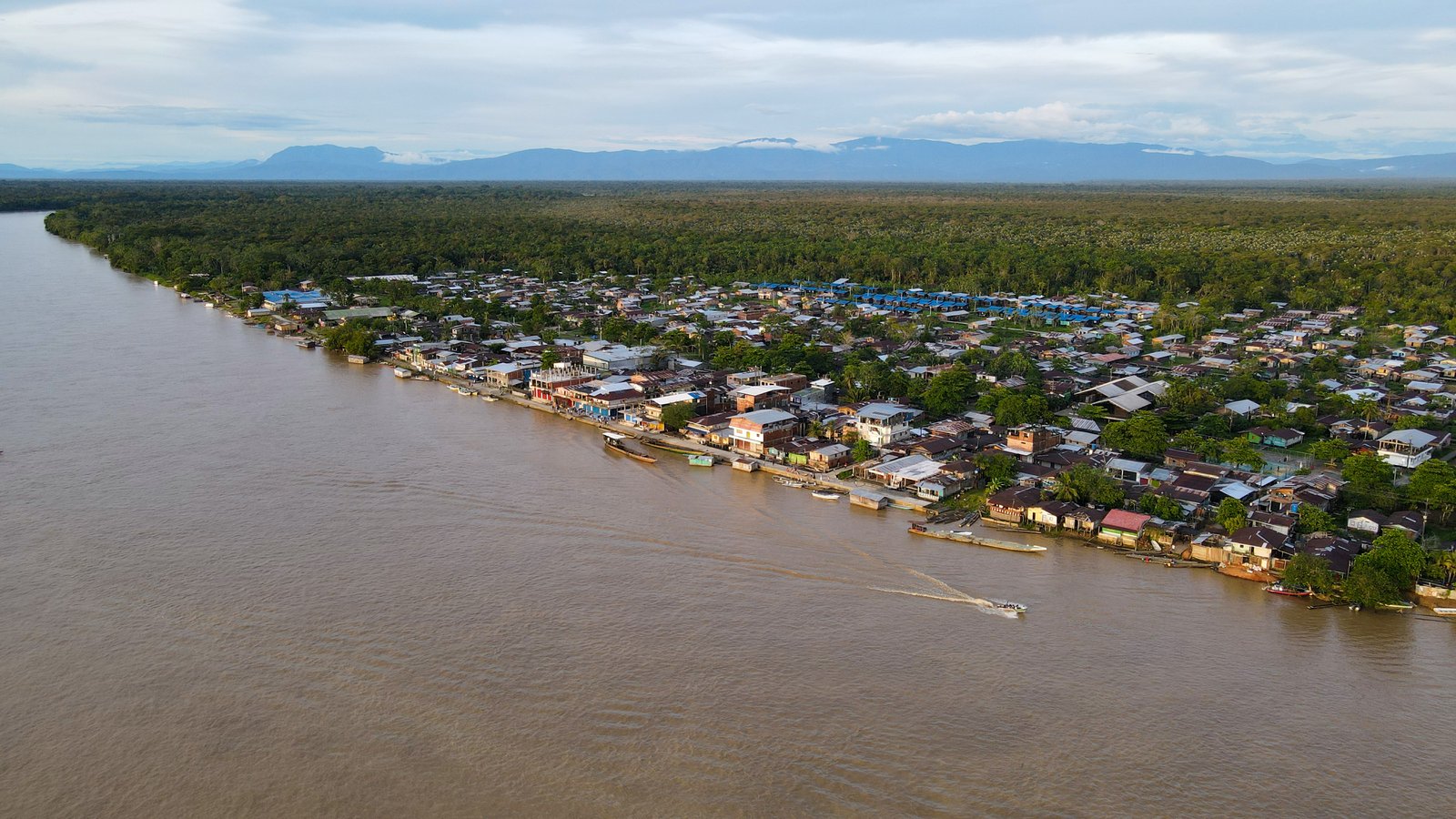 Das Leben der Kratombauern – Wie sieht der Alltag im Anbaugebiet auf Borneo aus? 1 Traditionelles Dorf am Fluss auf Borneo