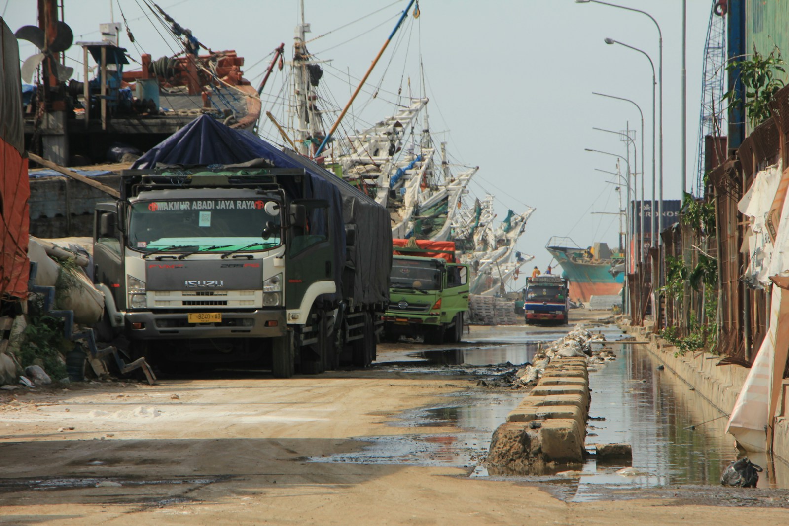Indonesischer Hafen – historischer Export-Knotenpunkt für Kratom