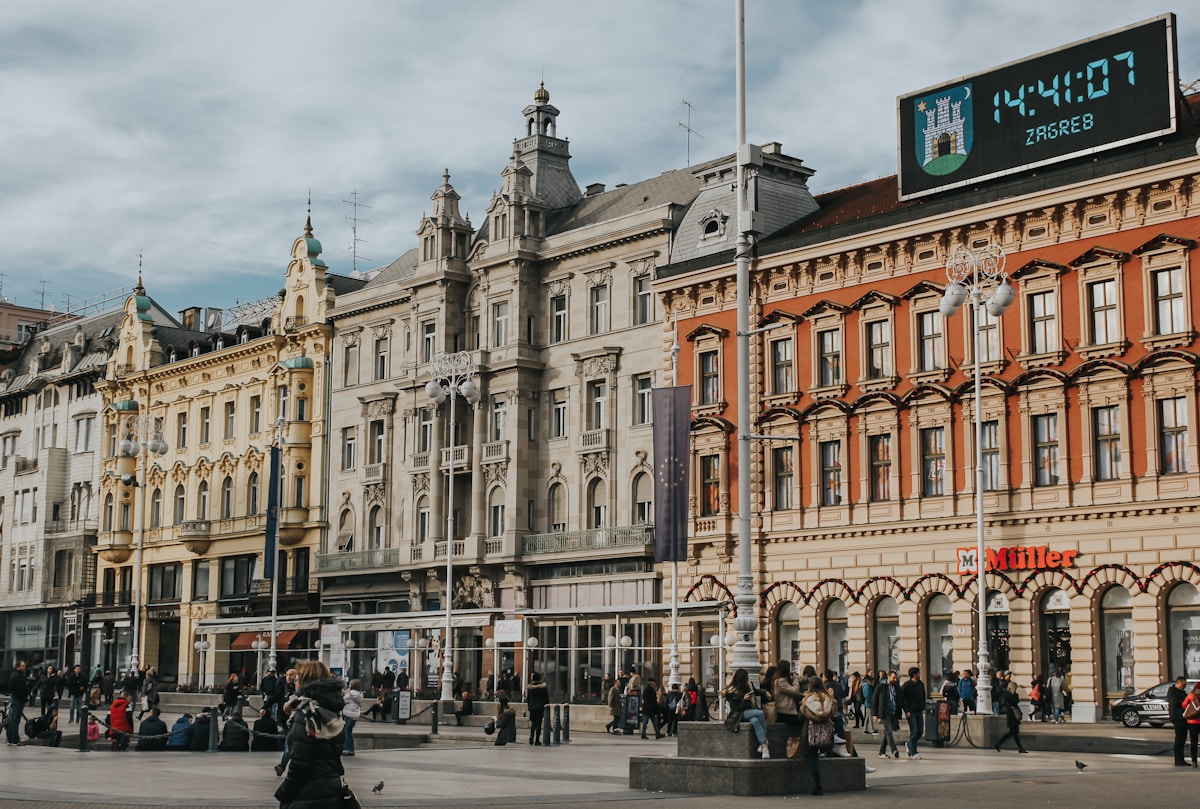 Kratom in Kroatien – Rechtslage 2026 (Ordnungswidrigkeit) 2 Ban-Jelacic-Platz in Zagreb, Sitz der zentralen Ministerien